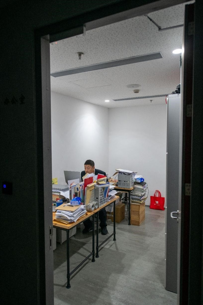 工作人员办公室.人民网记者 翁奇羽摄