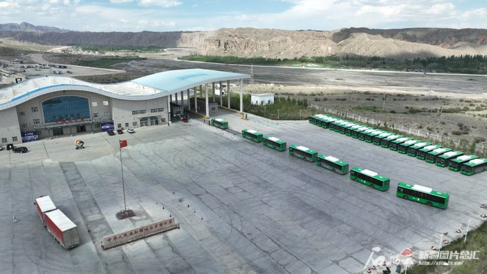 6月13日，中国出口吉尔吉斯斯坦最大客车订单全部完成交付。夏永涛 摄