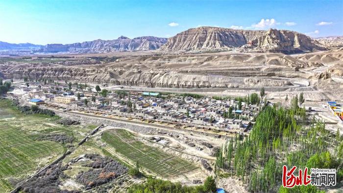 6月18日，由河北省援建的西藏阿里地区札达县扎布让村，一排排民居错落有致，风景如画。河北日报记者张昊摄