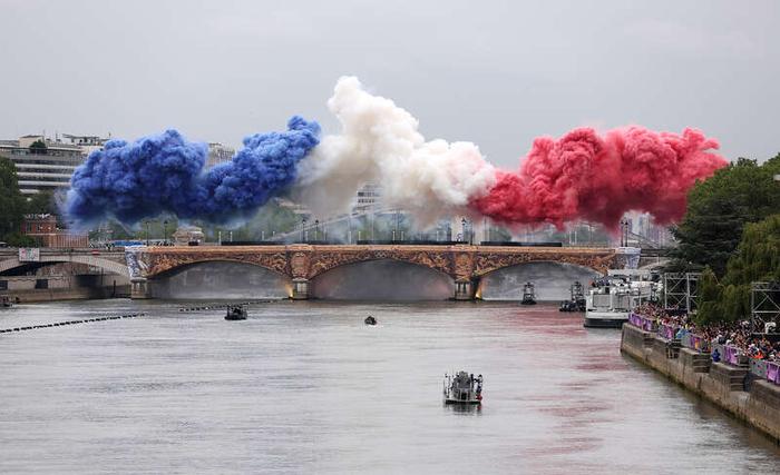 当地时间7月26日晚，巴黎奥运会开幕式，塞纳河上燃放法国国旗色烟花。视觉中国供图
