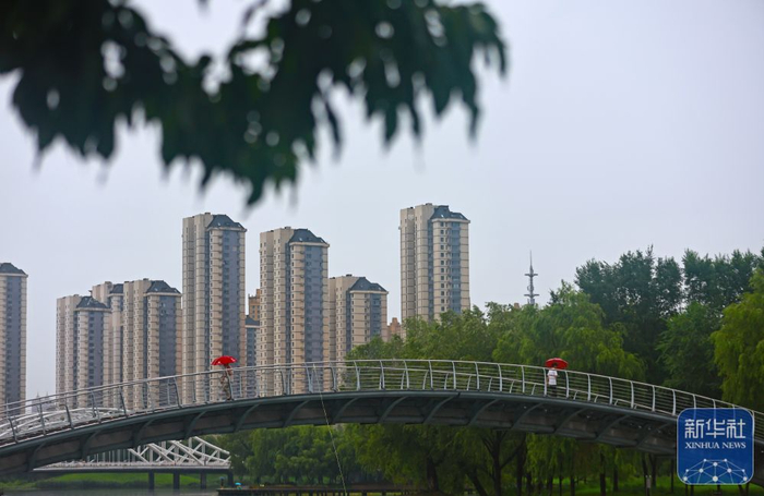 7月28日，在辽宁省沈阳市和平区，市民在雨中出行。新华社记者 杨青 摄