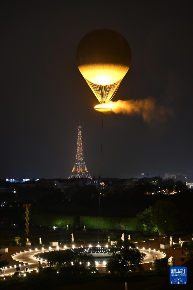 7月26日，主火炬点燃后热气球升空。新华社记者 夏一方 摄