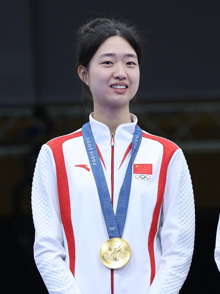 7月27日，中国选手黄雨婷在颁奖仪式上。新华社记者 赵丁喆 摄