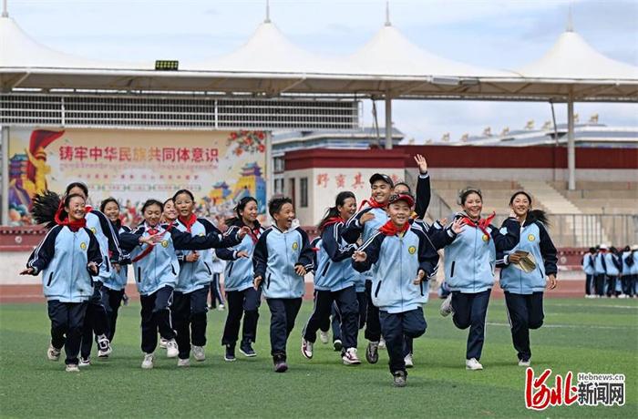 6月14日，西藏拉萨阿里完全中学的同学们在操场快乐奔跑。河北日报记者张昊摄