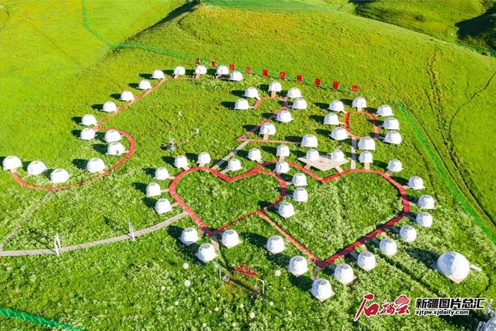 江布拉克景区里的星空帐篷（无人机拍摄）。何龙摄