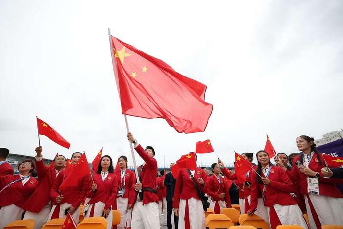 当地时间7月26日晚，巴黎奥运会开幕式，中国代表团乘船在塞纳河巡游。视觉中国供图