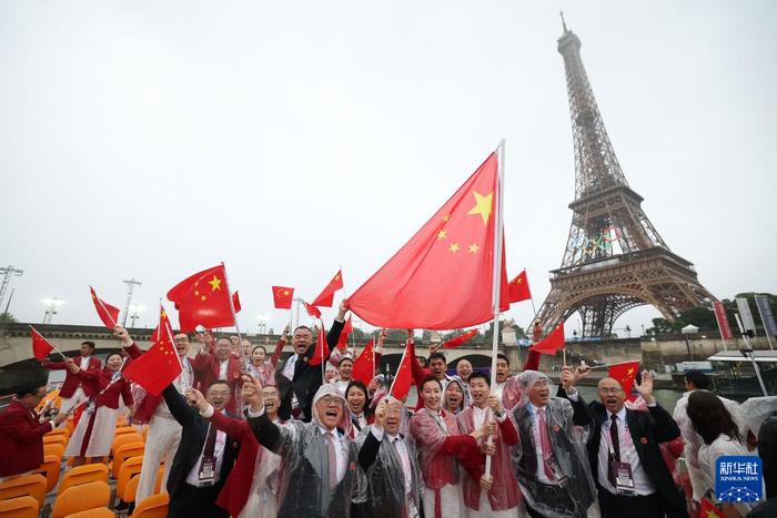 7月26日，中国体育代表团成员在开幕式上。新华社记者 曹灿 摄