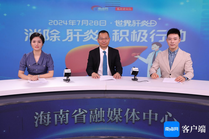 嘉宾做客直播间，解答和科普肝炎防治、护肝相关的知识，以进一步提升全民肝炎防治意识。记者 郑光平 摄