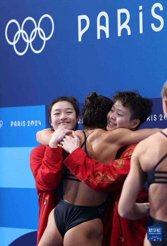  7月27日，中国选手昌雅妮（左一）/陈艺文（左三）在比赛中和参赛选手拥抱。新华社记者 李颖 摄