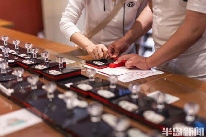 游客在认真盖章