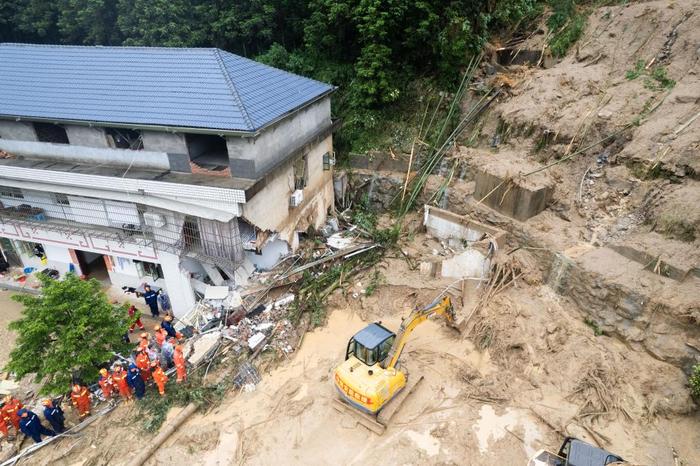 7月28日，在衡阳市南岳区寿岳乡岳林村，救援队伍在搜救（无人机照片）。新华社记者 陈思汗 摄