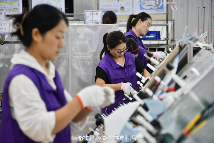 邯郸永旭汽车电子有限公司工人在加工汽车线束。胡高雷 摄