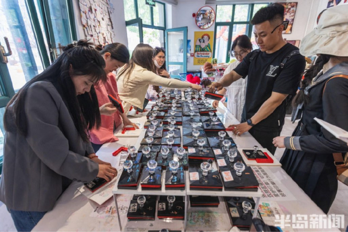 游客们在某店铺内盖章