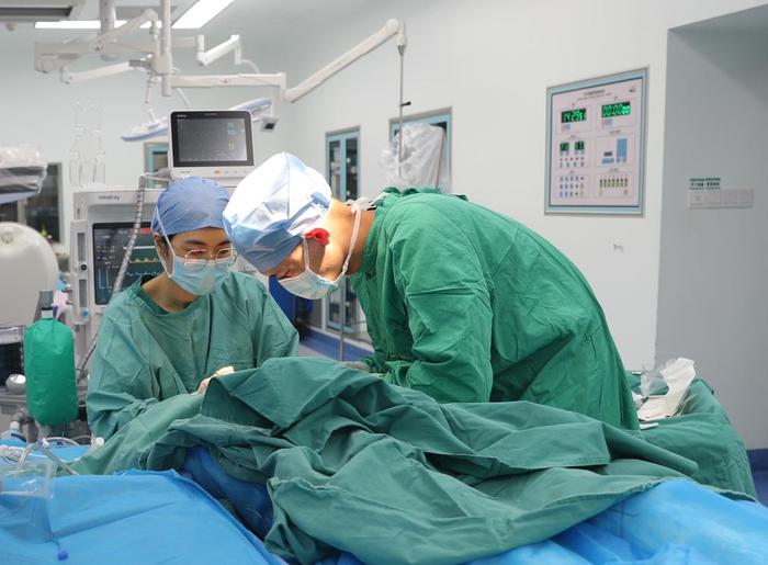 7月28日，在位于衡阳市的南华大学附属第二医院，医务人员在抢救伤员。新华社发