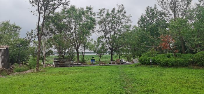 小区位于青龙湖畔的围墙被毁坏后未进行修复。 董红艳/摄