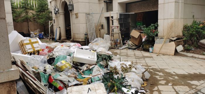 北湖壹号小区内部垃圾堆积成山。 董红艳/摄