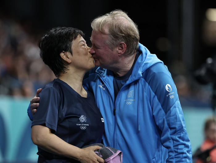 乒乓奶奶倪夏莲与她的丈夫兼教练丹尼尔森。（图源：巴黎奥运官网）