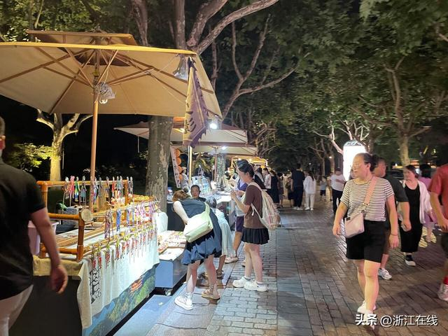 西湖边的集市 记者 陈雷 摄