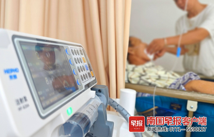 ▲安宁疗护病房里，家属在照护老年患者。记者 何定坚 摄