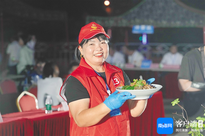 7月26日，2024年首届陵水酸粉行业技能竞赛现场，参赛选手展示制作的陵水酸粉。海南日报全媒体记者 王程龙 摄