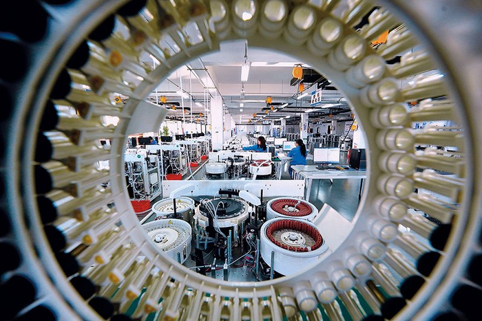 河北省迁安市一家生物科技企业的员工在生产线上工作（资料照片）牟宇摄 / 本刊