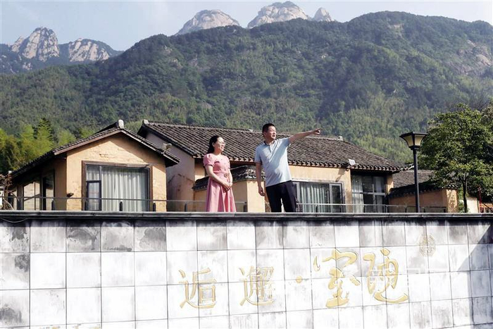 　　夏日的天柱山脚下，游客入住特色民宿、赏田园美景，享受乡野慢生活。 全媒体记者 储永志 摄