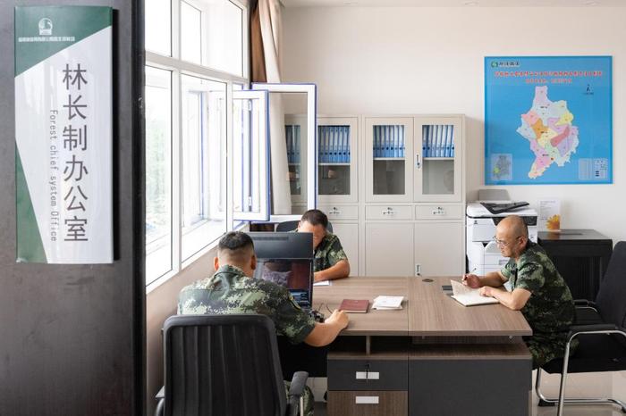  在龙江森工集团绥棱林业局公司西北河林场，工作人员在林长制办公室内工作（7月26日摄）。