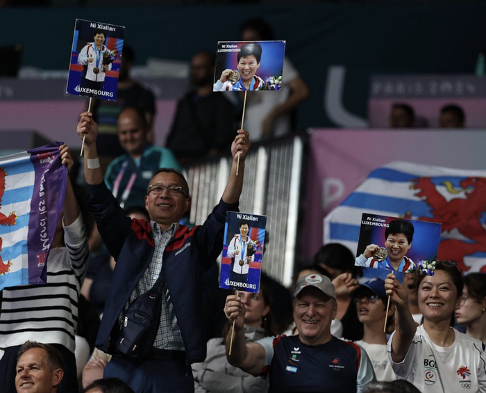 倪夏莲比赛现场的观众席上，粉丝们举着应援板为她加油。（图源：巴黎奥运官网）