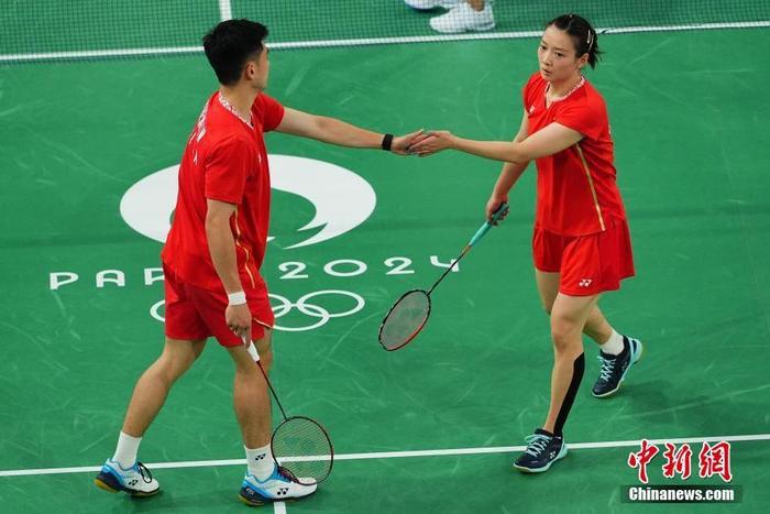 当地时间7月28日，郑思维/黄雅琼(右)在比赛中。中新社记者 赵文宇 摄
