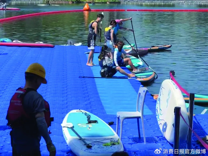 图为专业人员向体验者讲解桨板安全知识。受访者供图