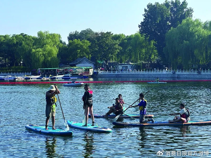图为在什刹海体验桨板运动的爱好者。李芸仪 摄