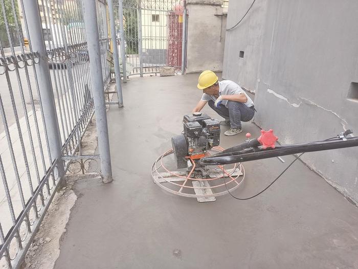 黄南州国税局家属院施工现场，施工人员正在施工。图片由受访者提供