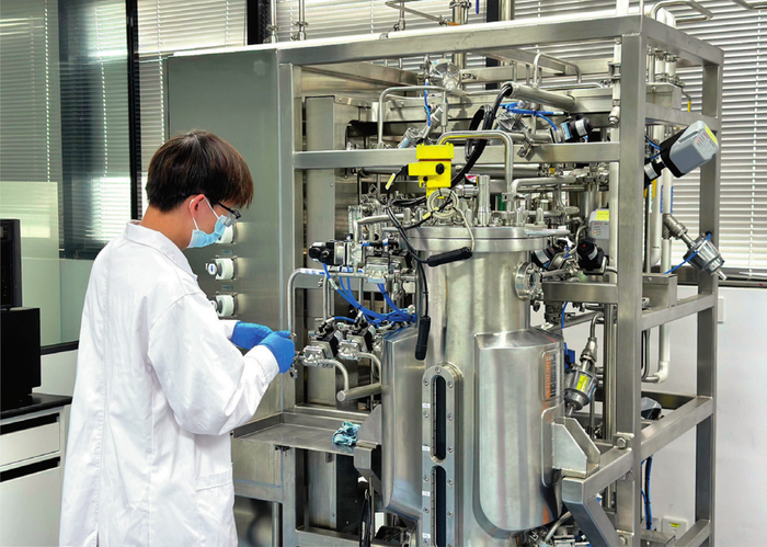 安徽合城生物医药科技有限公司中试生产部实验员调试发酵罐设备为发酵做准备（2024年7月15日摄） 周振元摄