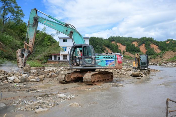 资兴市八面山乡部分道路中断，当地多支力量正在抢通（图片来源：郴州市委宣传部）