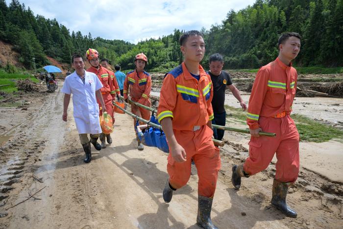 资兴市八面山乡部分道路中断，当地多支力量正在抢通（图片来源：郴州市委宣传部）