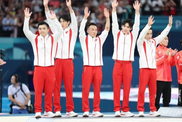 中国体操男团获得巴黎奥运会银牌 图/中新图片 中新社记者 盛佳鹏 摄
