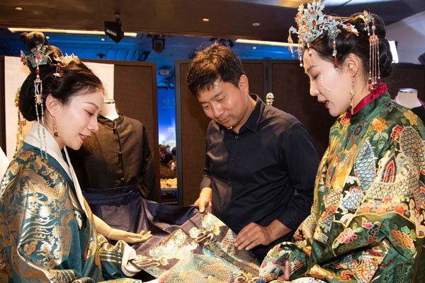 　　来自山东曹县的工作人员在“好客山东　好品山东”2024韩国推介活动上向韩国民众介绍马面裙制作工艺。记者　姚琪琳　摄