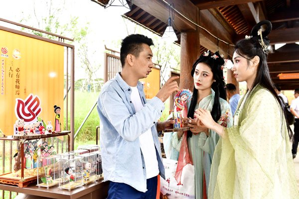 　　2023年9月26日，在第九届尼山世界文明论坛“山东手造”精品展区，与会人员在介绍国家级非遗曹州面人作品。记者　郭绪雷　摄