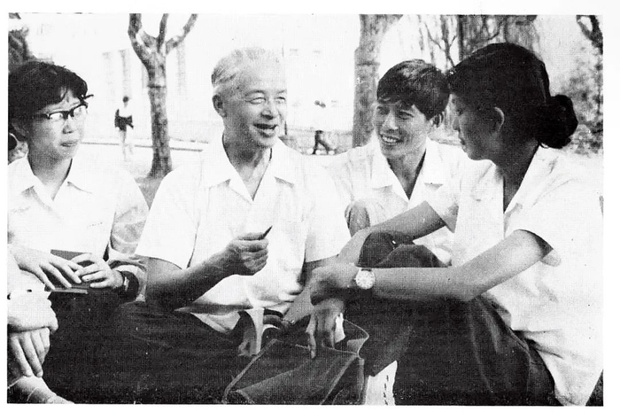 1980年，时任华东师范大学党委书记的施平与学生交谈。图/华东师范大学官网