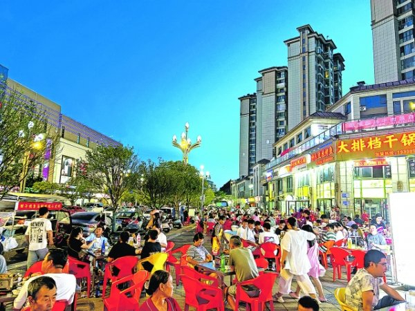 　　市民、游客在精彩城夜市就餐。贵阳日报融媒体记者 汤欣健 摄