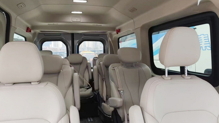 定制客车内干净整洁。