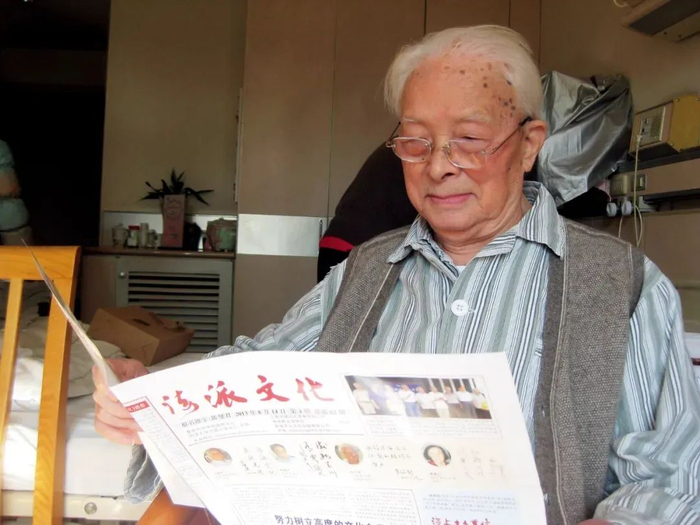 2014年，103岁的施平在华东医院病房。摄影/赵宏