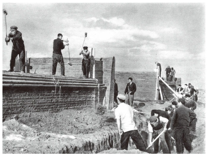 青年工人建造“干打垒”（拍摄年代未知。来源：《大庆》画册）