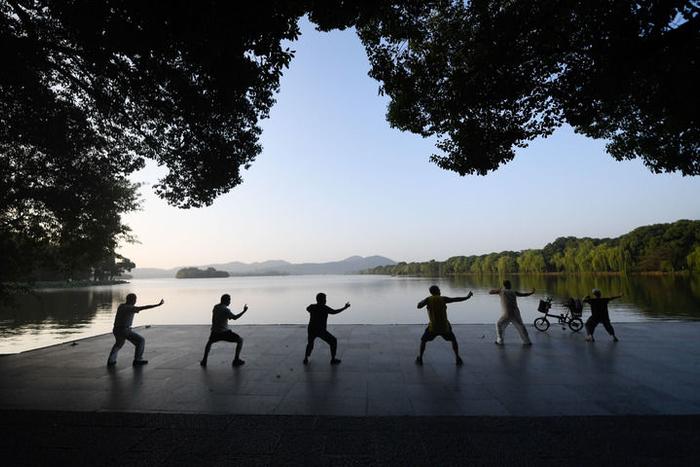 晨练的人们在西湖边打太极拳（2020年8月20日摄）。新华社记者 黄宗治 摄