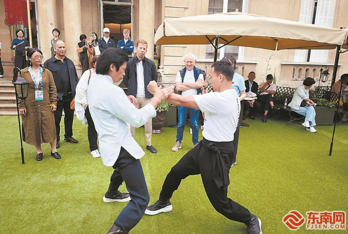 郑祖杰（左）与咏春拳爱好者习练。