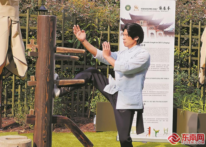 郑祖杰展示咏春拳.福建日报特派记者 肖榕 摄