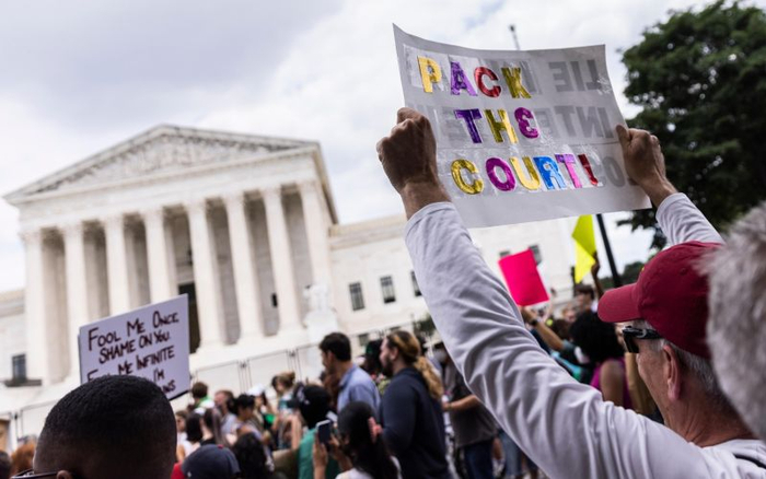 ▲资料图：堕胎权支持者在美国首都华盛顿的联邦最高法院外抗议。图/新华社