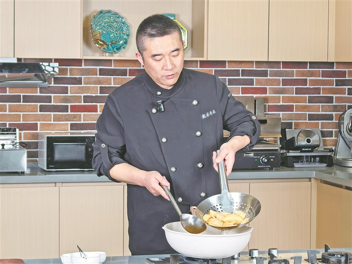     烹制气泡土豆片。