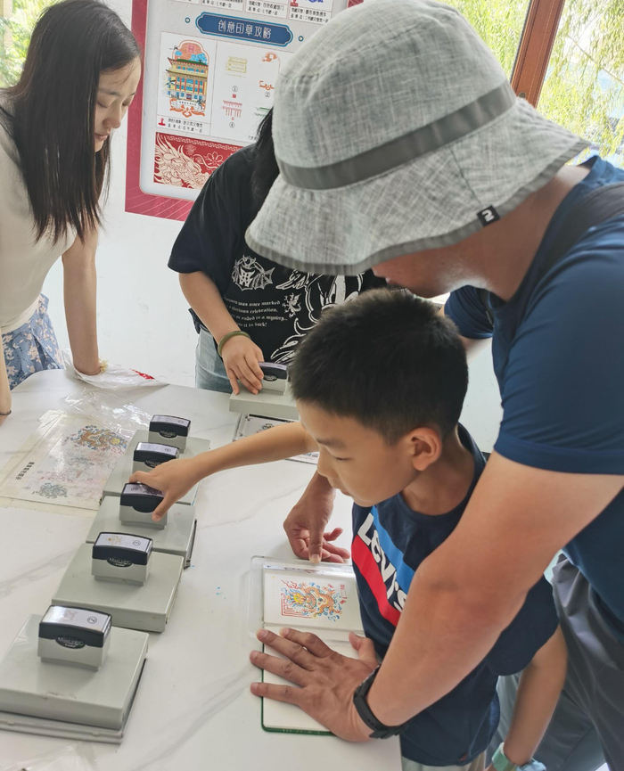 游客盖展馆纪念章留念