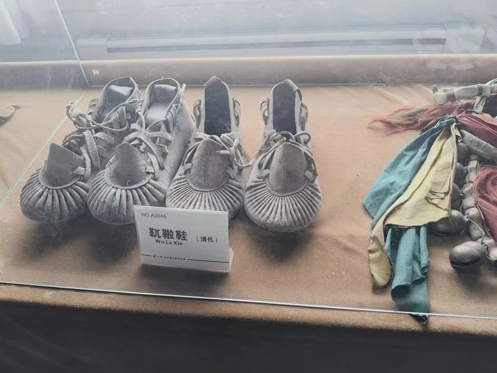 的"蓑衣",由牛皮制成的能够帮助人们抵御东北冬季严寒的清代"靰韇鞋"